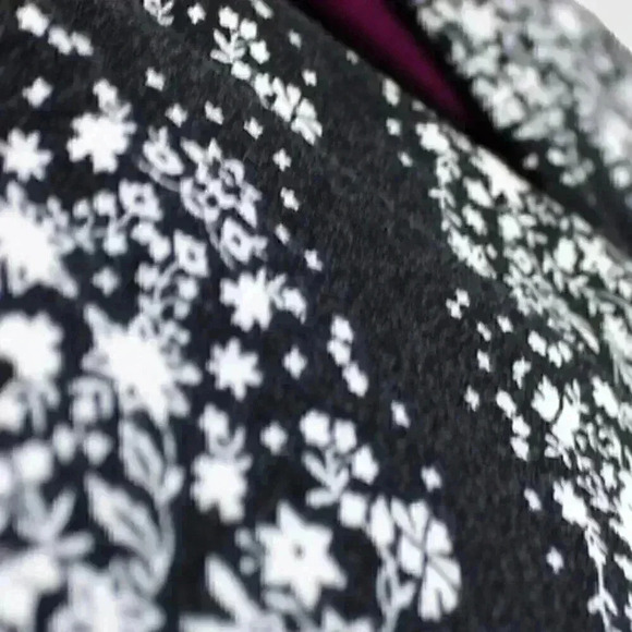 🔵 2/$15 ~ MAURICES long top XL black with white designs - Picture 4 of 7